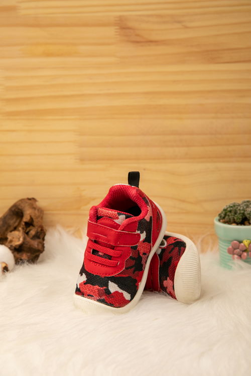 红色防滑鞋童鞋儿童用品摄影图 摄影图 下载至来源处