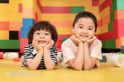 儿童游乐园趴着嬉戏的小朋友