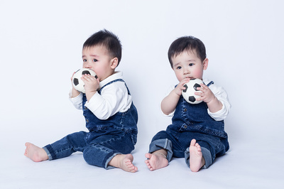 双胞胎男孩儿童摄影