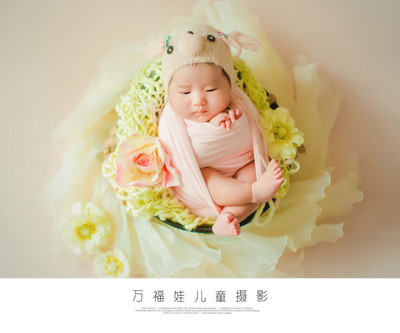 宝宝在花中看起来就像是坠入凡间的精灵呢~