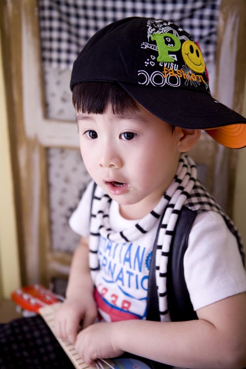 戴鸭舌帽的男孩 精品素材