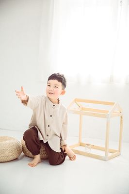 青岛小调皮一组极简风格的儿童摄影作品_母婴_网