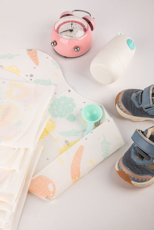 可爱儿童围兜儿童鞋子母婴用品摄影图 st摄影