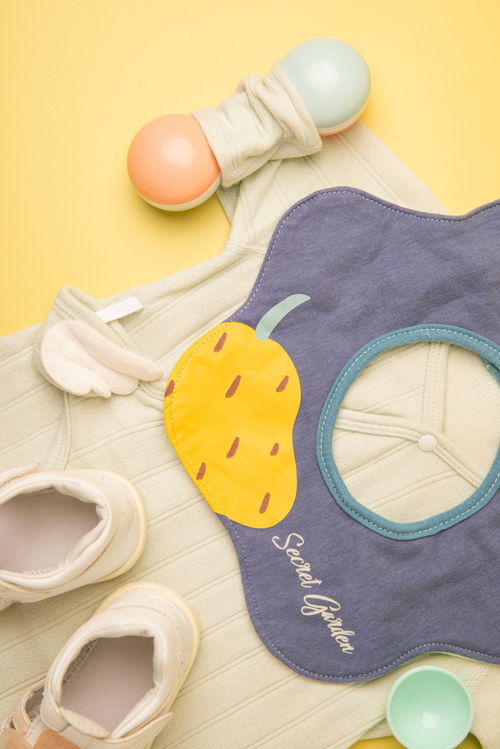 儿童鞋儿童玩具围兜母婴用品摄影图 st摄影