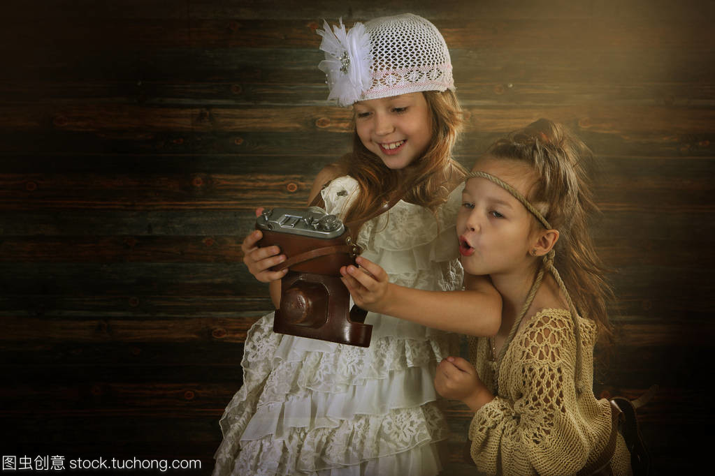 小女孩玩摄影师和模型